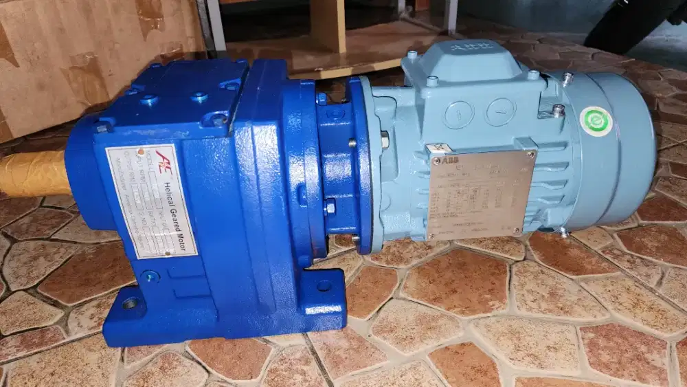 HELICAL GEARED MOTOR