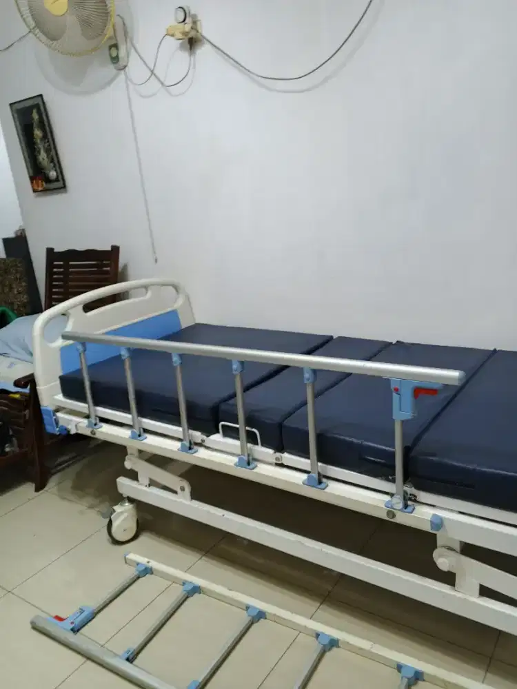 Tempat Tidur pasien Hospital bed 3 crank
