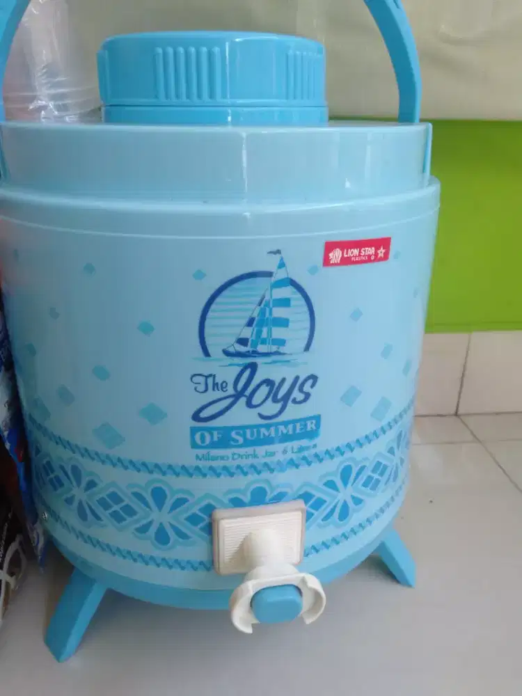 Baru pake sehari. Thermos lion star 6 liter bisa panas dan dingin