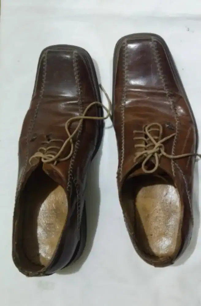 Sepatu kulit Versace