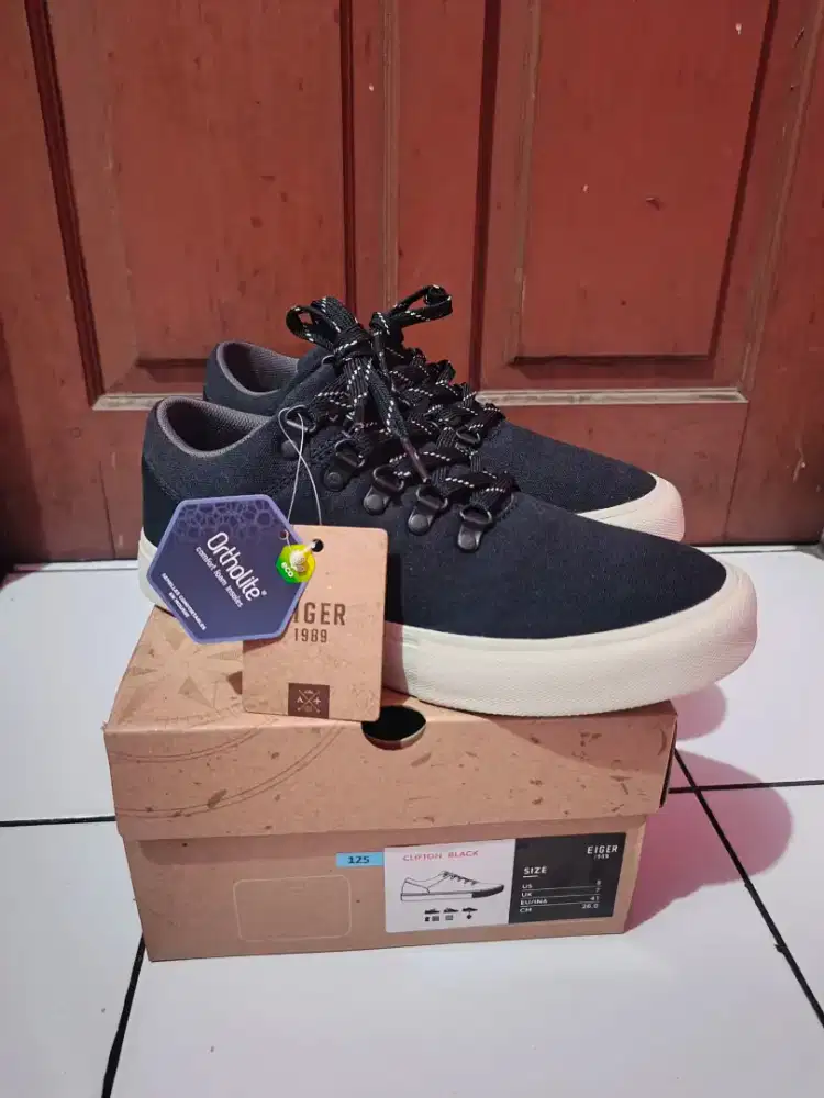 Sepatu eiger clifton black