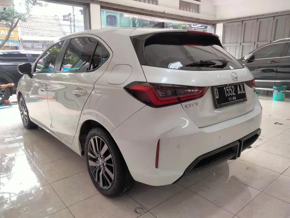 Honda City hatchback 1.5 RS at 2021 putih, km 27rb, servive recore.