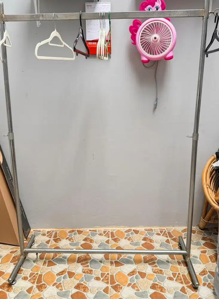 Jemuran pakaian besi