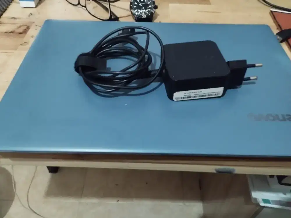 Laptop Lenovo plus charger