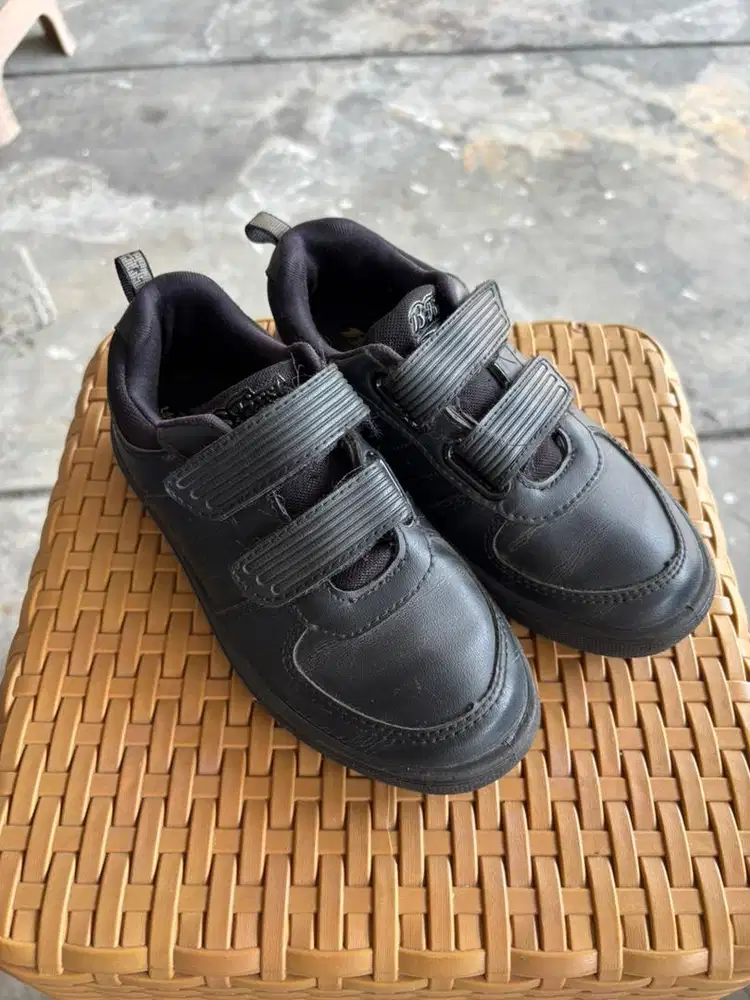 Sepatu sekolah anak