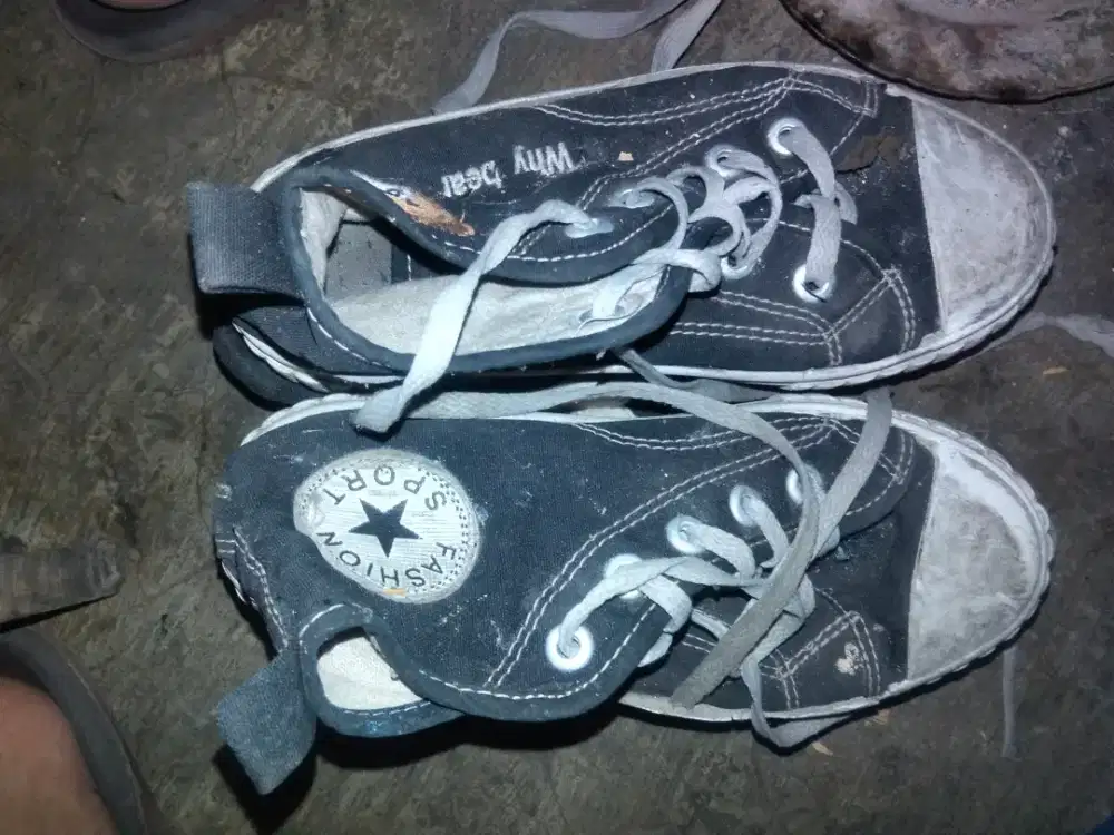 Sepatu sekolah anak