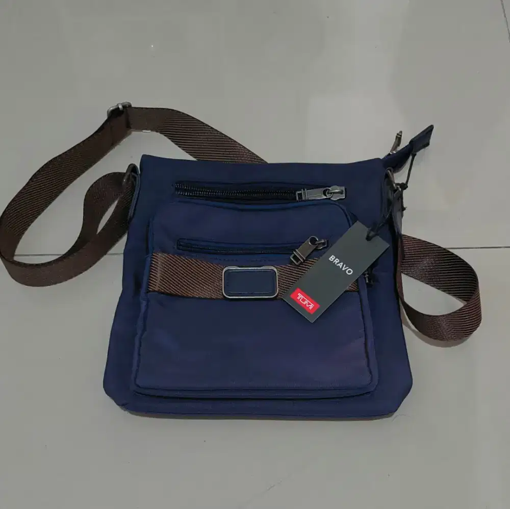 Tas selempang tumi