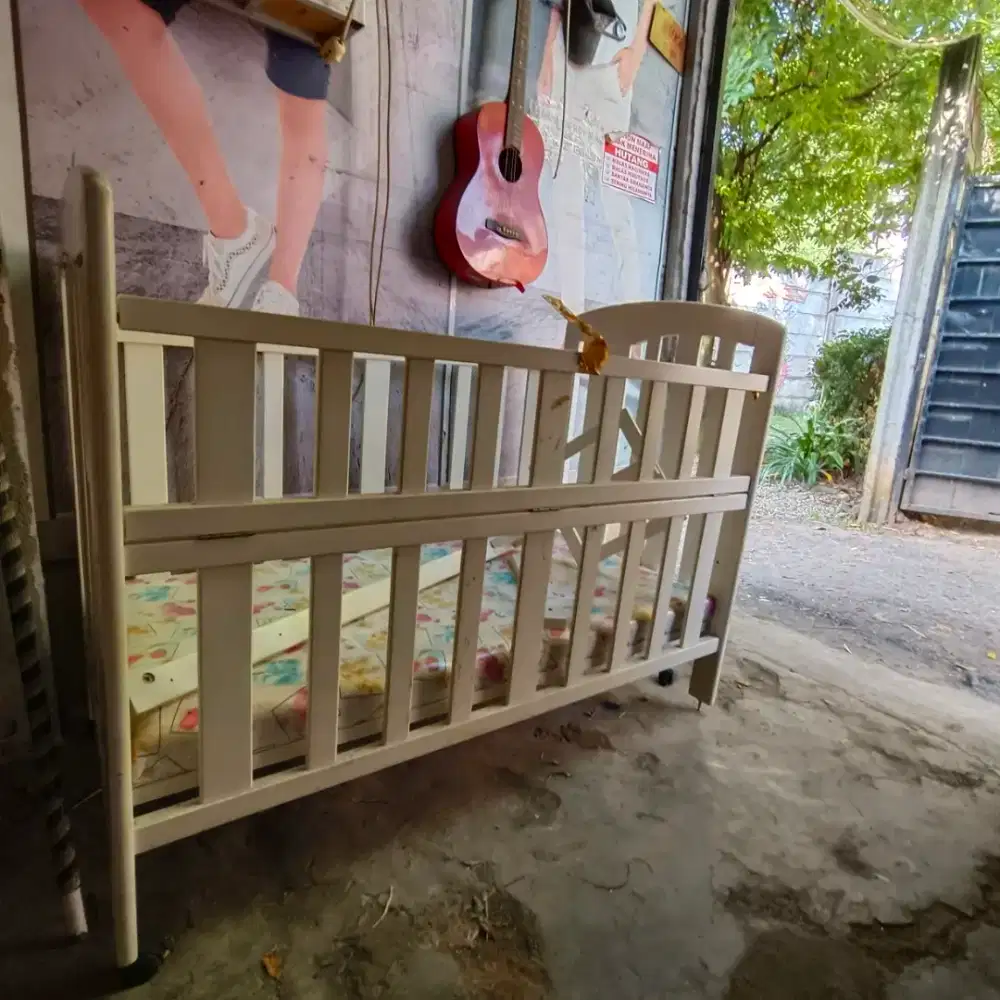 Tempat tidur bayi