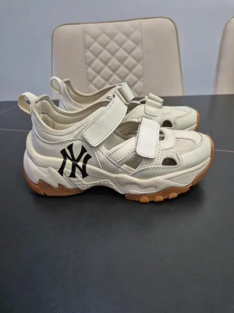 Sepatu MLB Belum di pakai. Cuma di coba