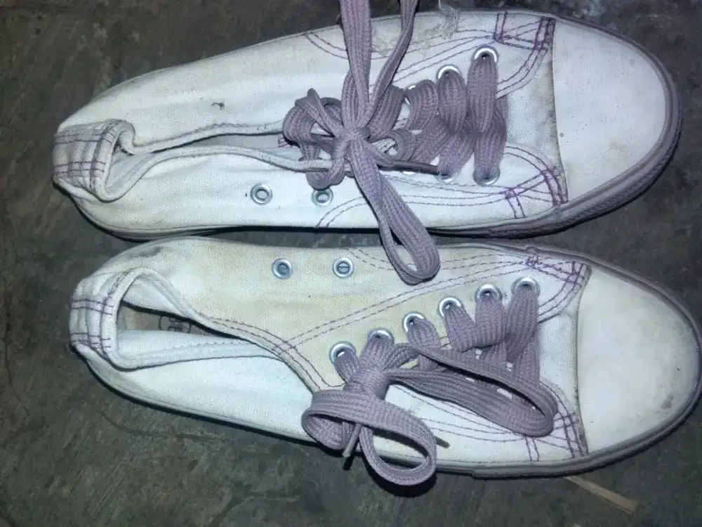 Sepatu bekas murah