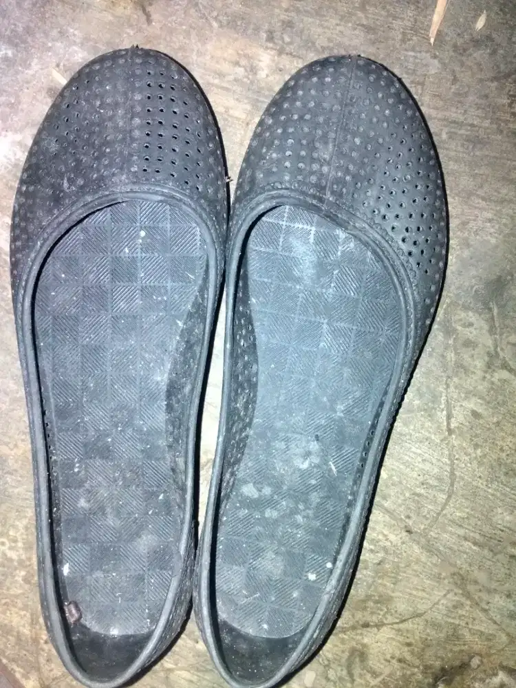 Sepatu slop bisa buat sekolah