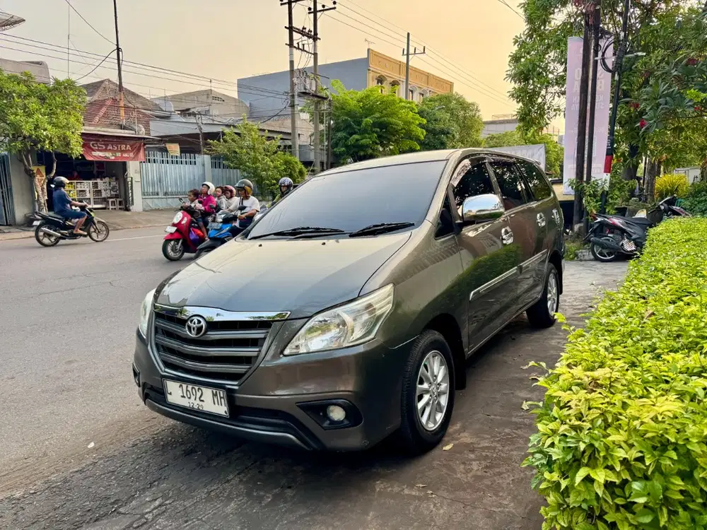 Toyota Kijang Innova Bensin E Matic 2014 Abu-Abu