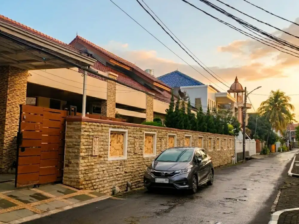 Dijual Rumah Mewah Strategis Semi Furnised Siap Huni Area Premium Ada Swim Pool Dekat Blok M Square di Kebayoran Lama Jaksel Fr-15791