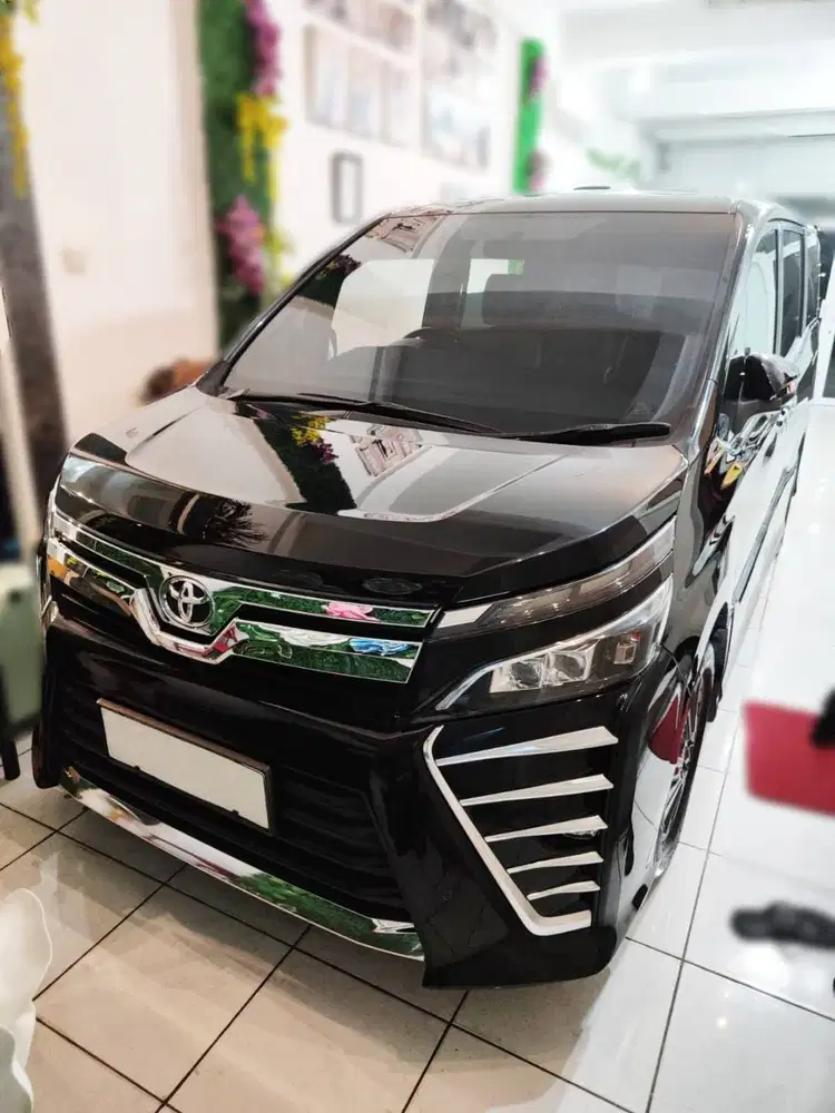 DIJUAL TOYOTA VOXY 2.0 A/T TAHUN 2020