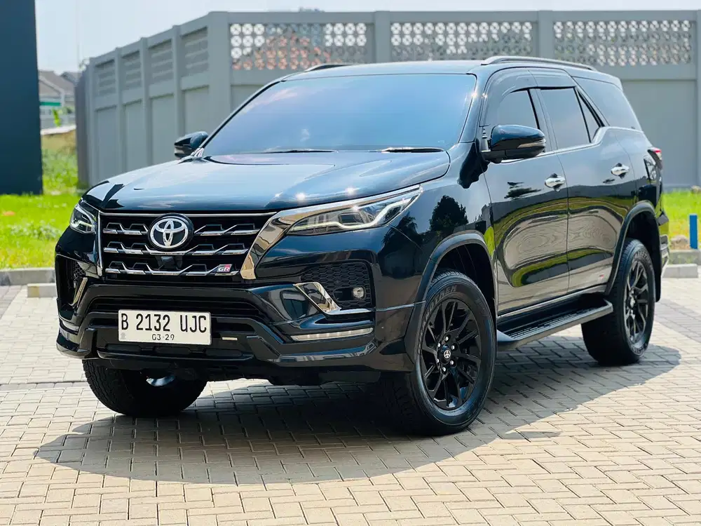 TOYOTA FORTUNER 2.8 GR SPORT DIESEL AT HITAM 2024 LOW KM 2025