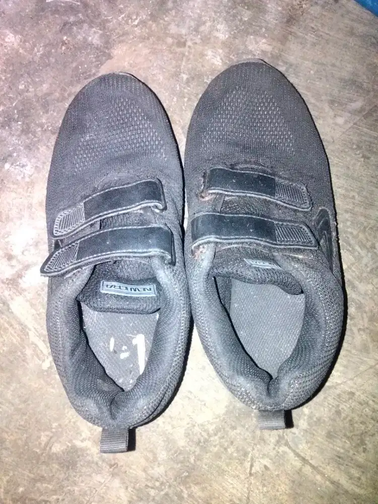Sepatu hitam bekas ya