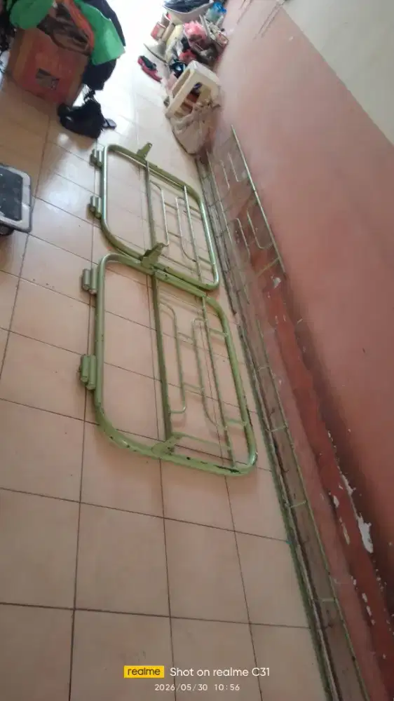 ranjang tua bahan besi berat
