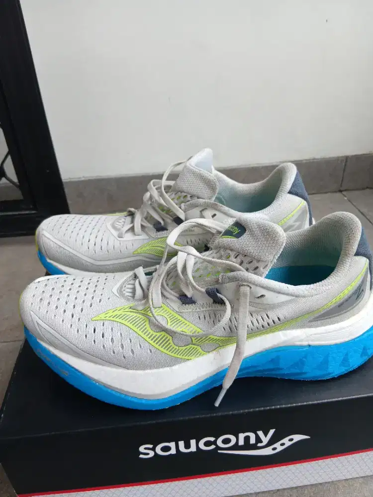 Sepatu joging saucony speed 4