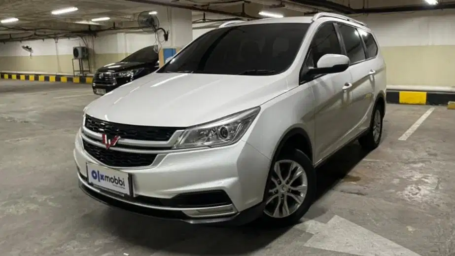 Wuling Cortez 1.5 S Bensin-MT 2021 Putih