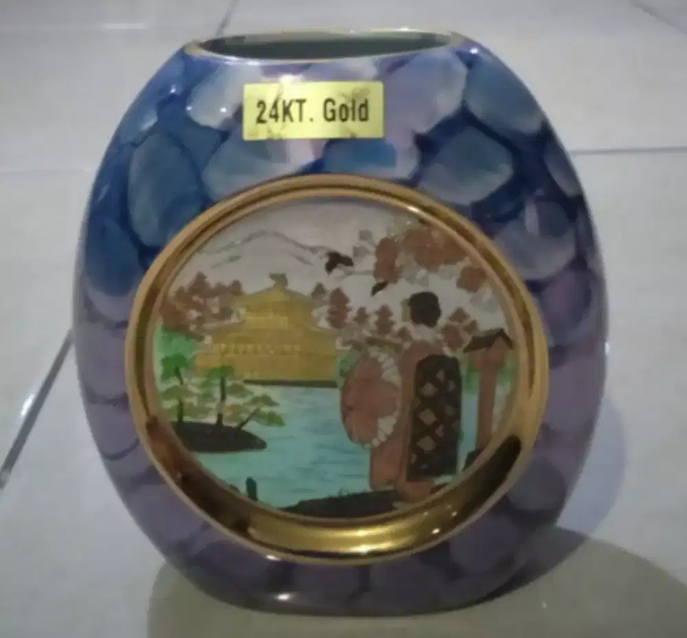 Guci keramik Jepang