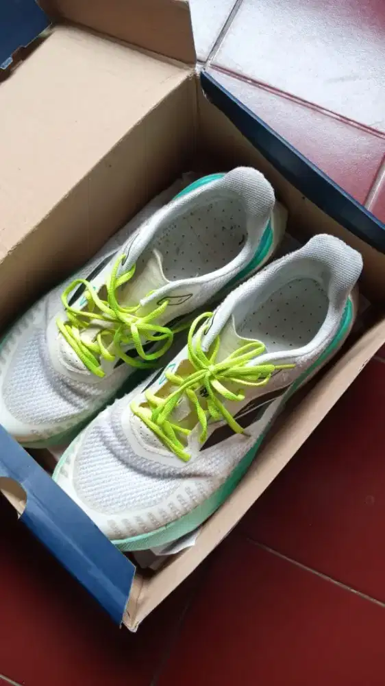 Sepatu lari Mills Enerstrike Zenith ukuran 44