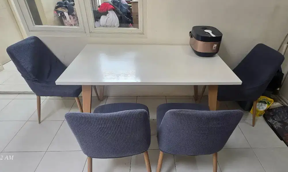 Meja makan Informa
