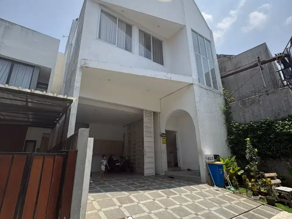 Dijual Rumah Cantik 2 Lantai Ada Swimming Pool Lokasi Strategis Dekat Bxc Mall di Pondok Aren Az-17974