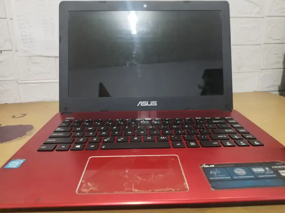 Laptop Asus 14 inchi merah