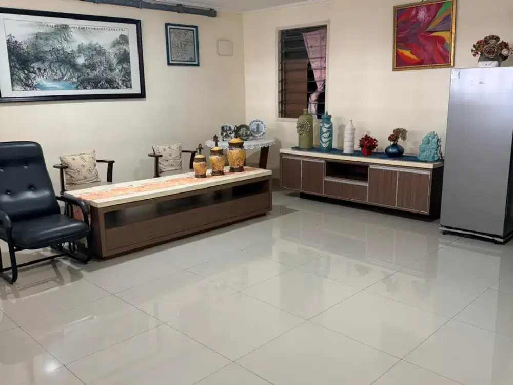 Rumah Florence Pik, Jak-ut, Lt 200m2, 4 BR, semi furnihsed, SHM