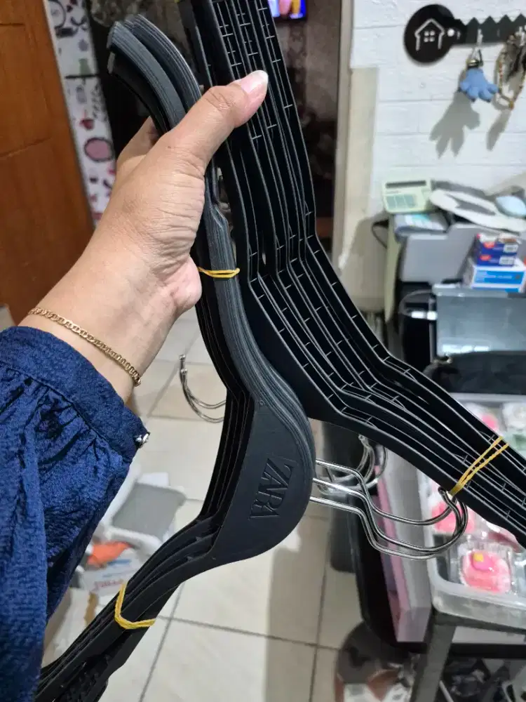 Gantungan baju zara