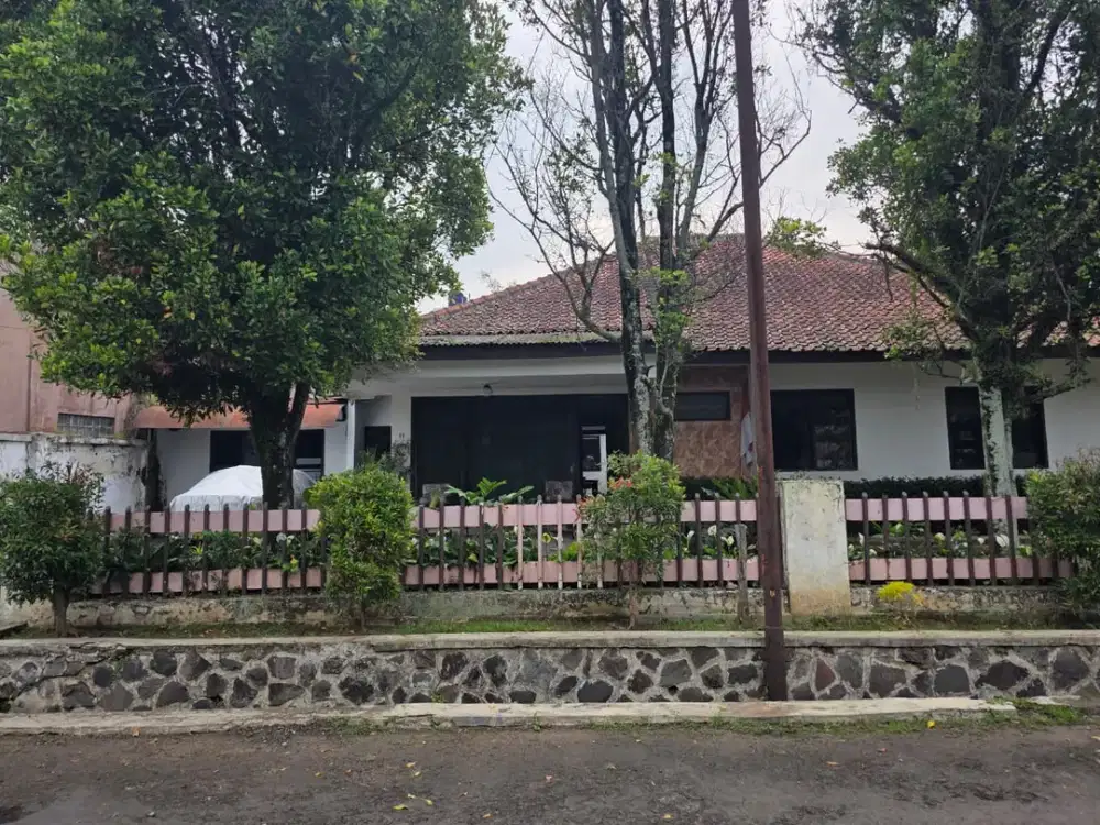 Dijual Rumah Tinggal Siap Huni Halaman Luas Di Jl. Katalina Bandung