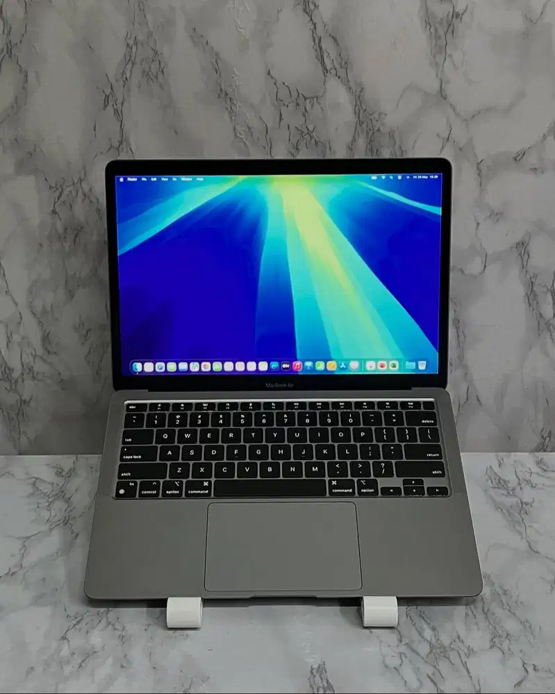 MacBook Air 13 2020 M1 RAM 8GB SSD 256GB Layar 13.3 QHD Retina