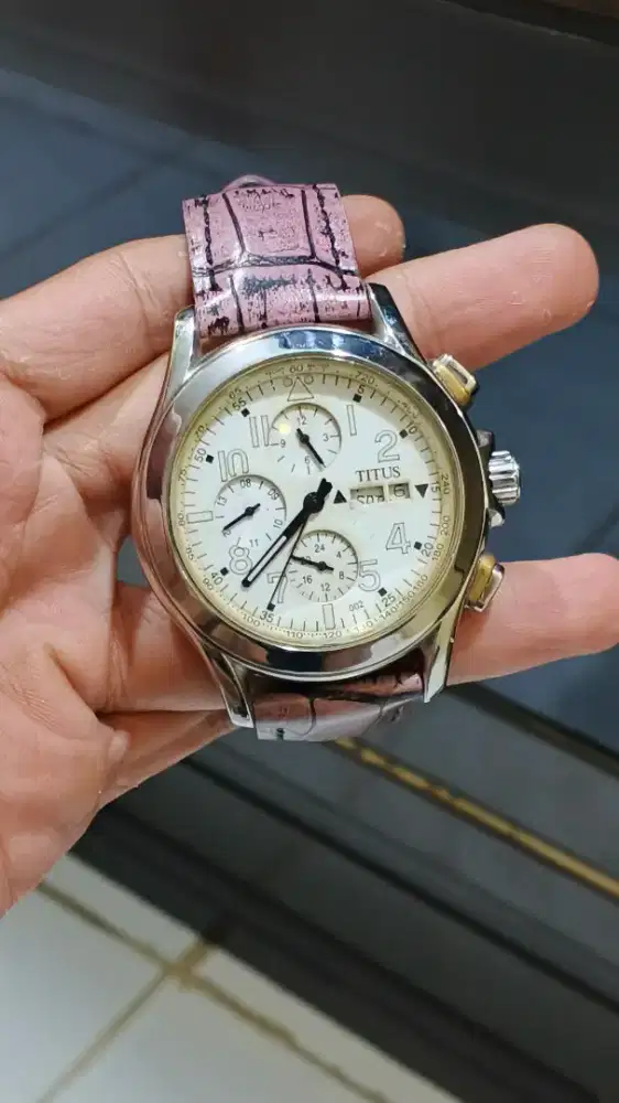 Jam tangan TITUS