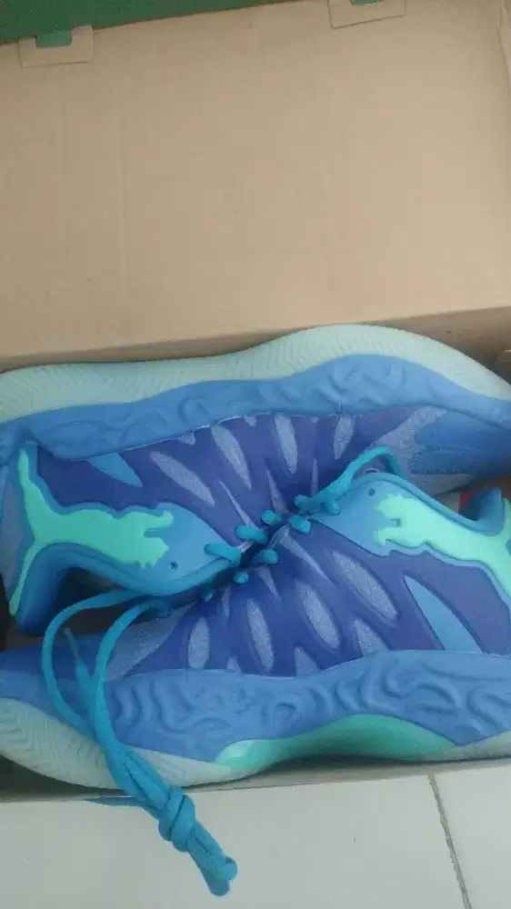 Sepatu basket miror