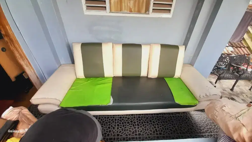 sofa hijau panjang
