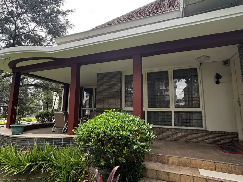 Rumah luas di Cipaganti Cihampelas harga nego Bandung kota Strategis