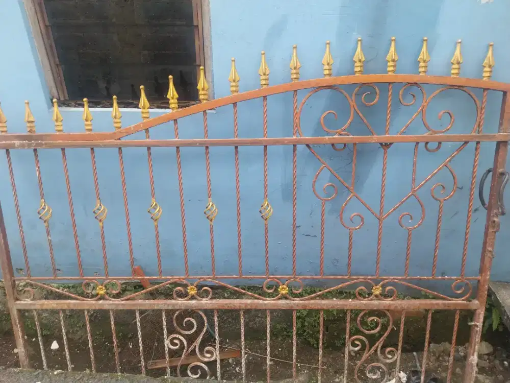 Pagar geser dan pintu kecil