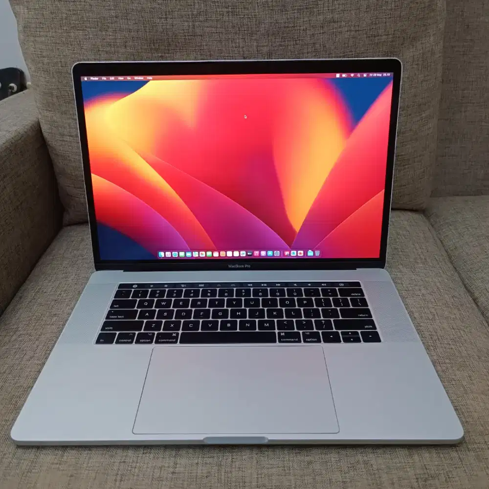Macbook Pro Touchbar 2016 15 inch Core i7 Ram 16 Ssd 512 Radeon 455