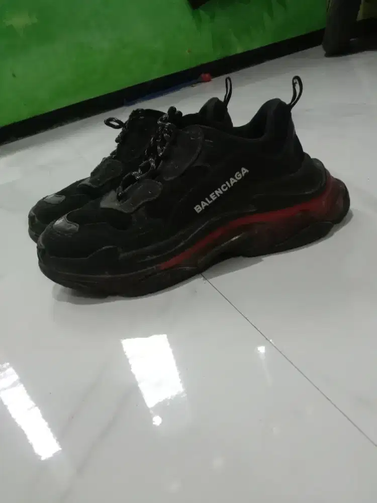 Sepatu Balenciaga bekas