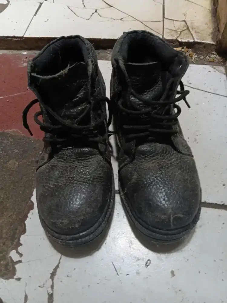 Sepatu safety hitam