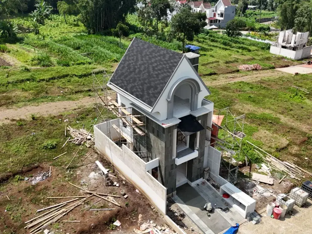 VILLA 3 LANTAI UNIT POJOK STRATEGIS PANDERMAN HILL DI KOTA BATU