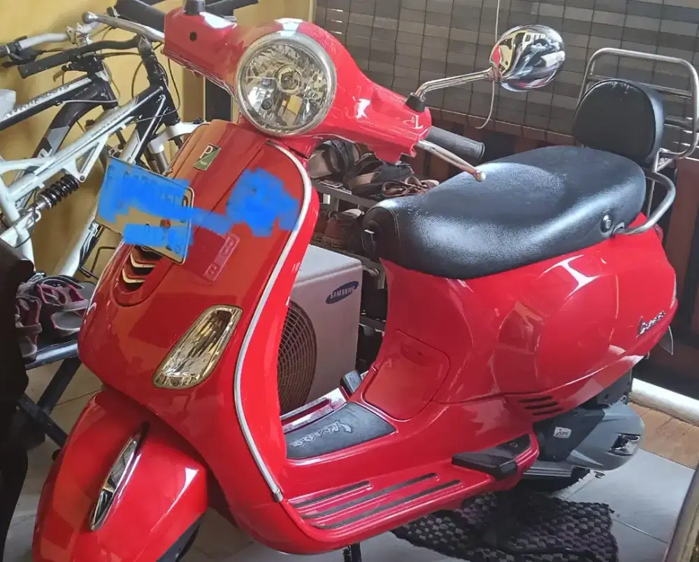 Vespa LX 125 CC tahun 2017  warna merah. Tangan pertama