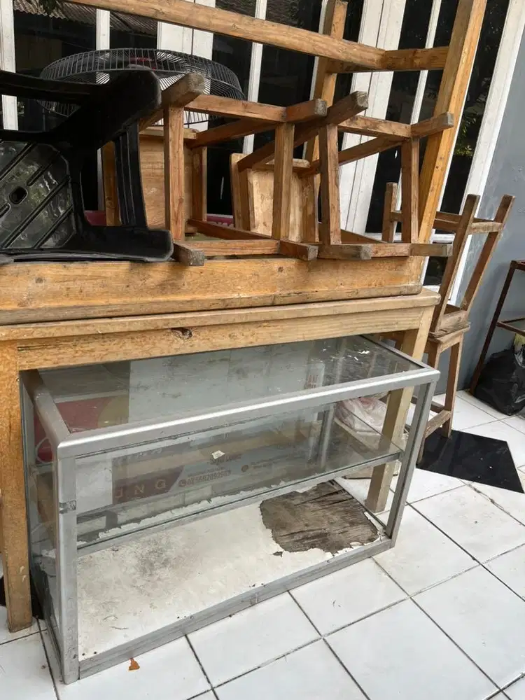 etalase,meja dan kursi