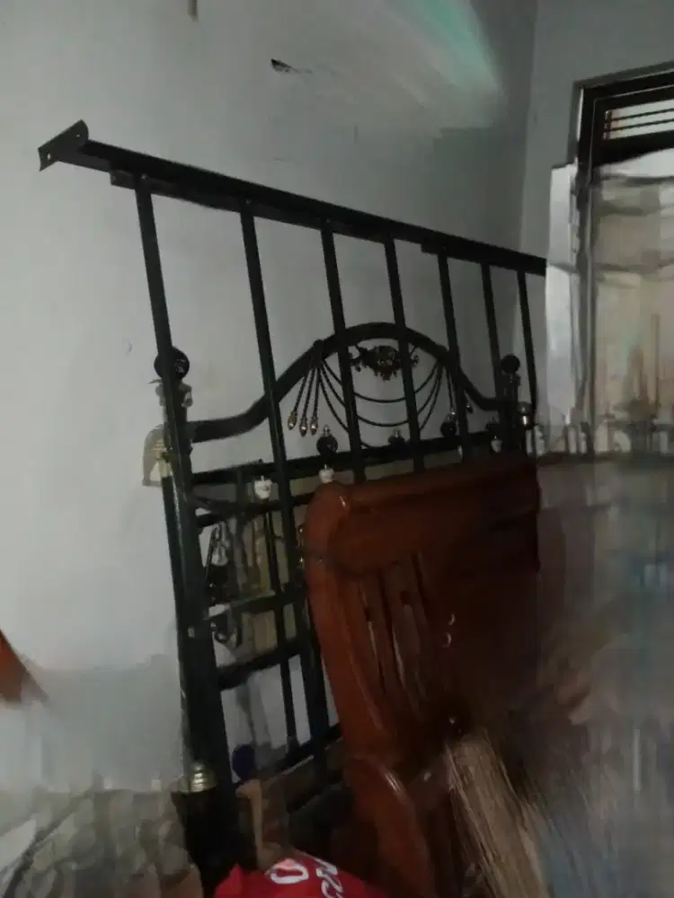 rak kasur kayu dan besi