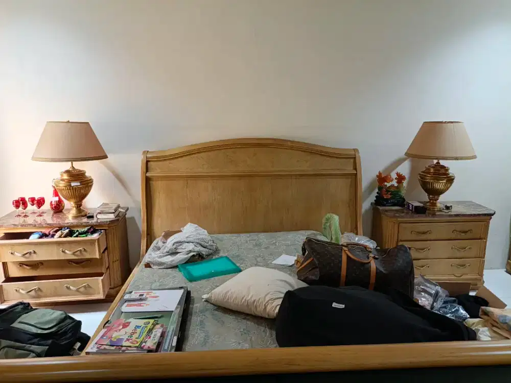 Tempat tidur lemari cermin nakas set merk Bernhardt Malinda furniture