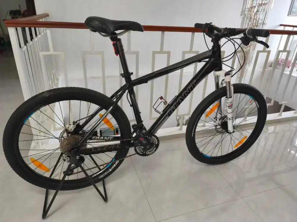 Dijual SEPEDA MTB GIANT + ROCK SHOX baca deskripsi