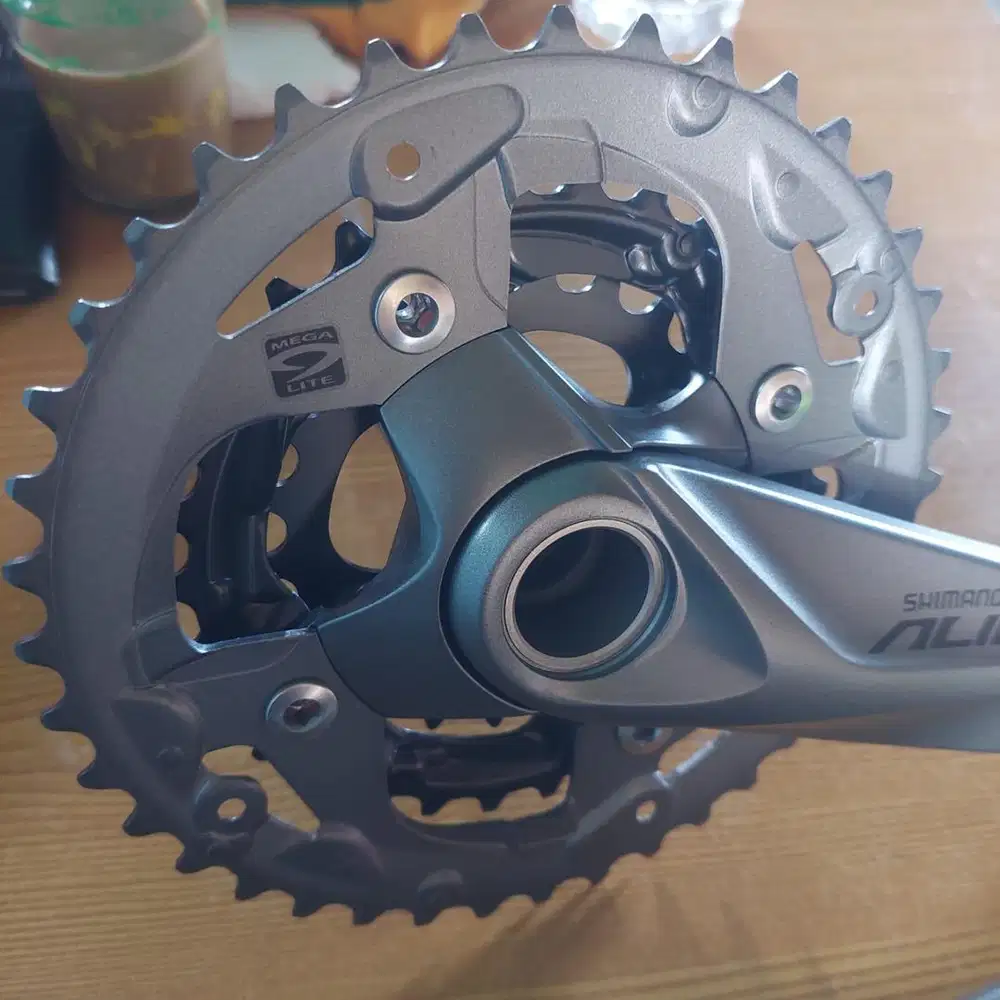 Shimano Crankset Sepeda Alivio M4050 9 Speed