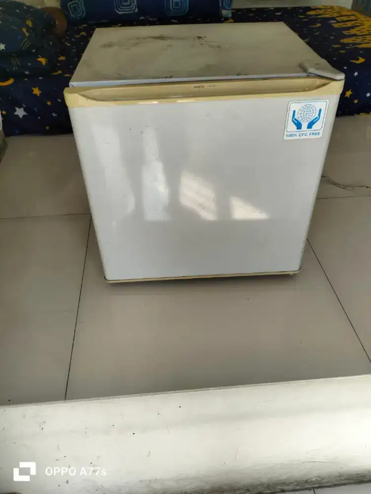 Kulkas mini merk sanyo