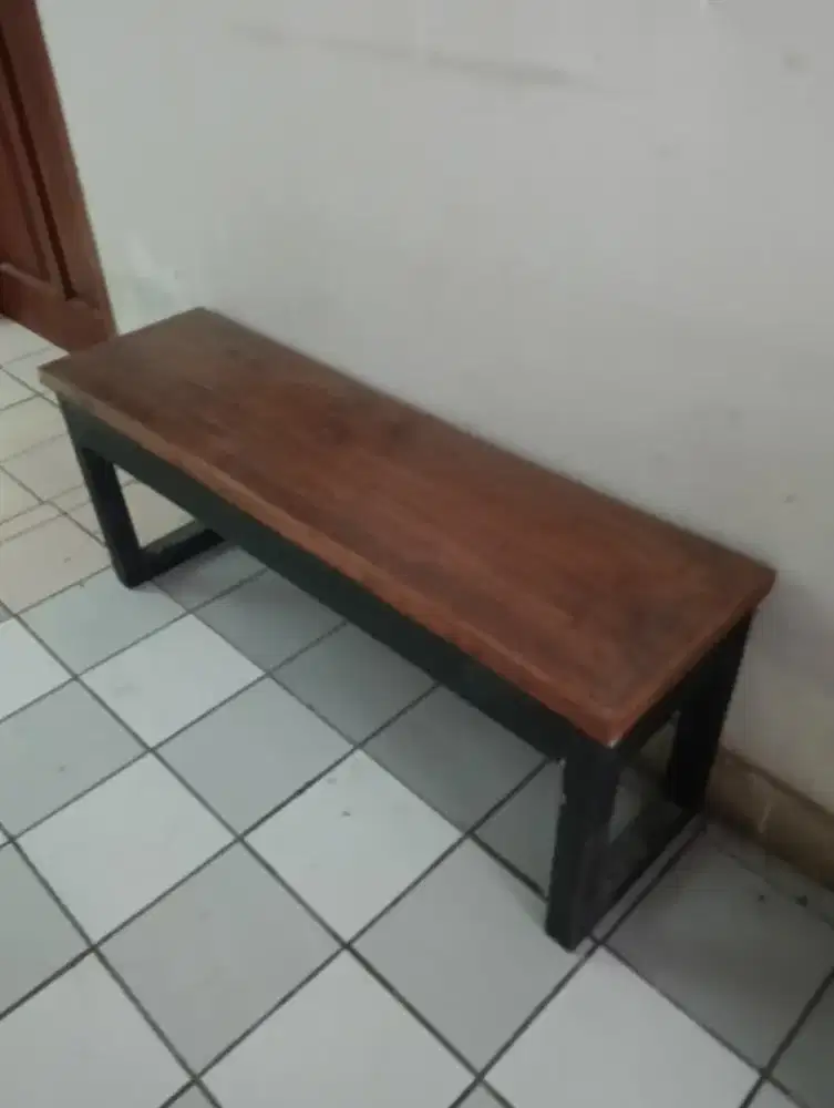 Bangku panjang kayu