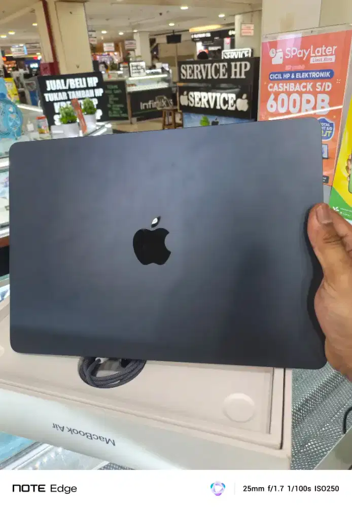 Macbook  m2 minus whitscreen sedikit